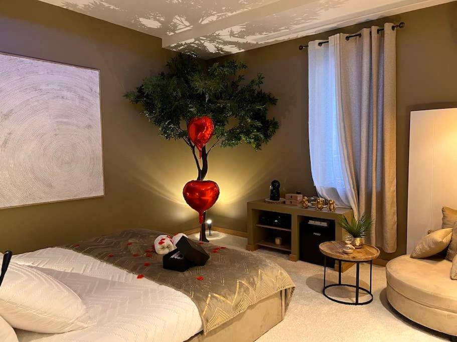 Chambre romantique avec arbre décoratif - Loving room cocooning avec jacuzzi « la terre »