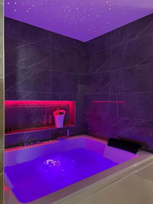 Jacuzzi privatif sous un ciel étoilé violet - Loving room cocooning avec jacuzzi « la terre »