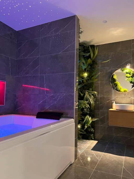 Salle de bain avec jacuzzi et mur végétal - Loving room cocooning avec jacuzzi « la terre »