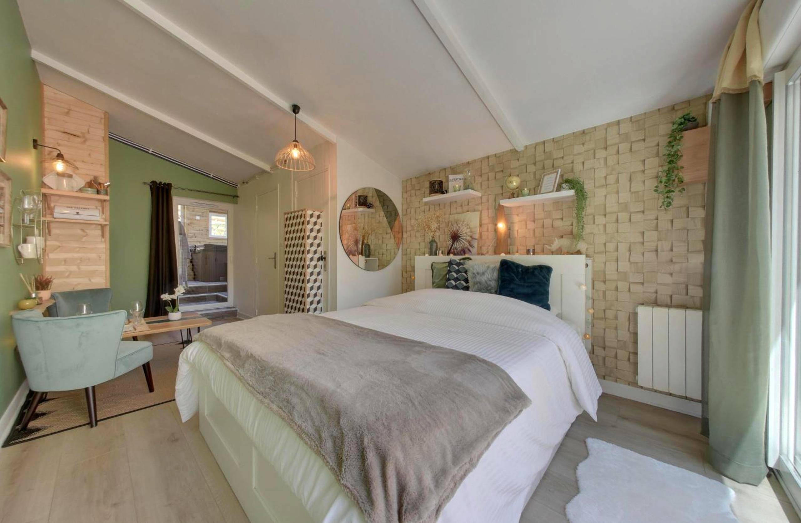 Chambre avec lit double et mur texturé - Love Room Balan - Entre Terre & Mer SPA