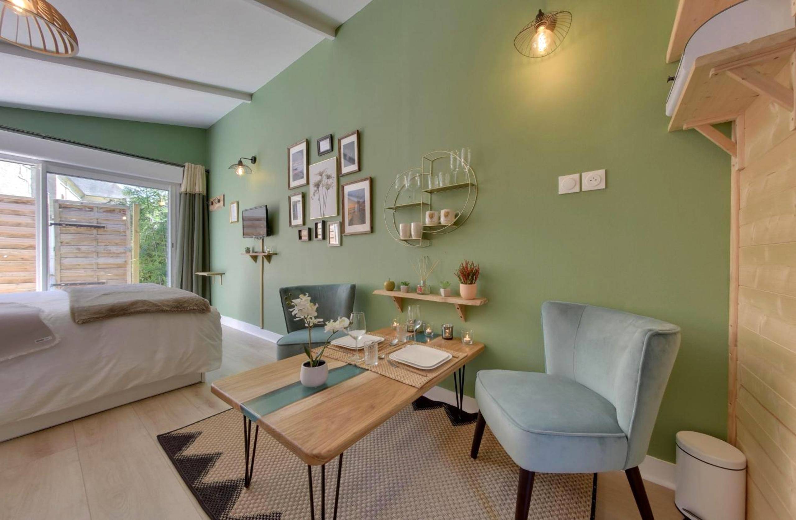 Espace repas avec fauteuils en velours bleu - Entre Terre & Mer SPA