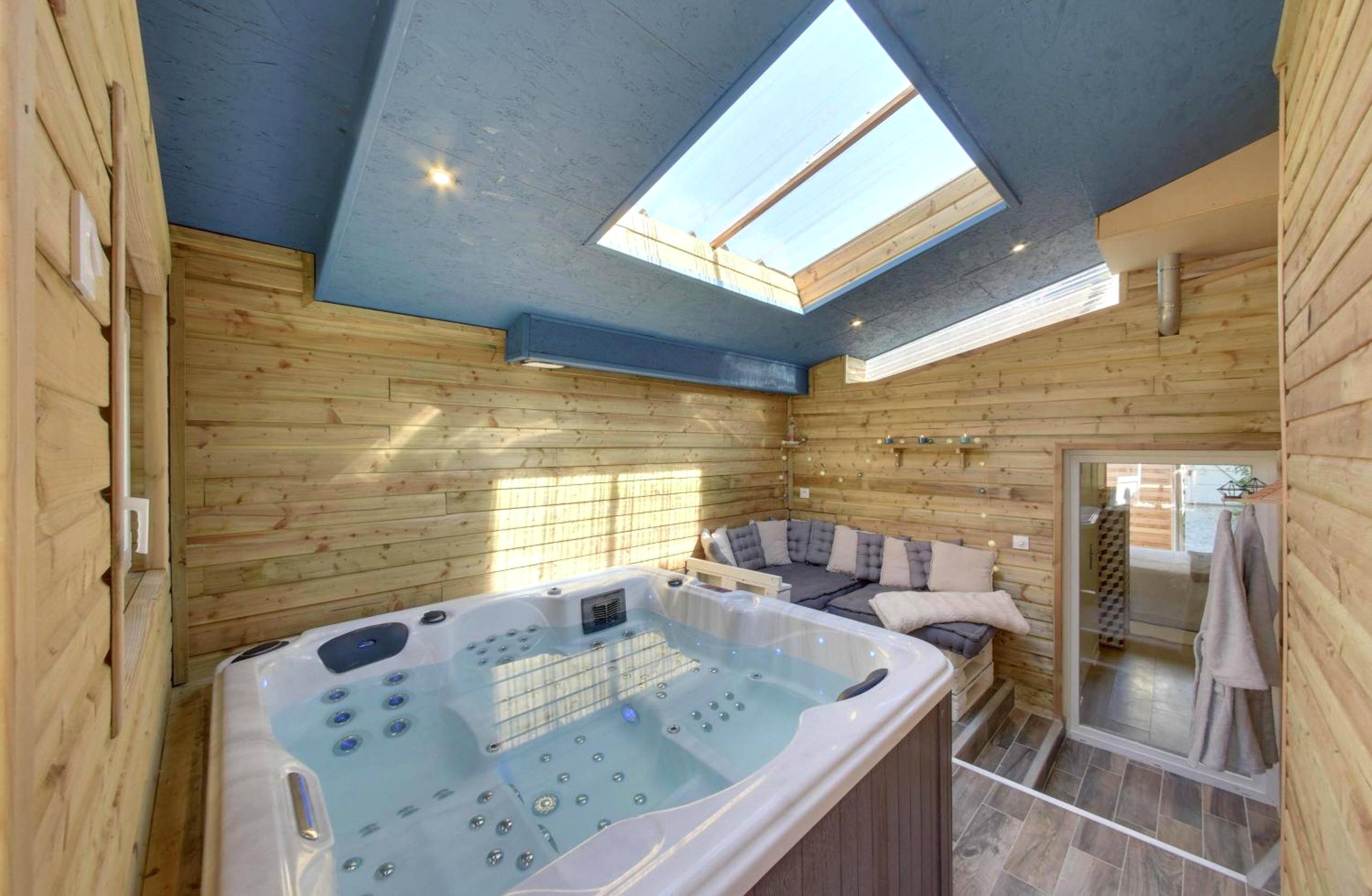Jacuzzi privatif sous verrière - Entre Terre & Mer SPA