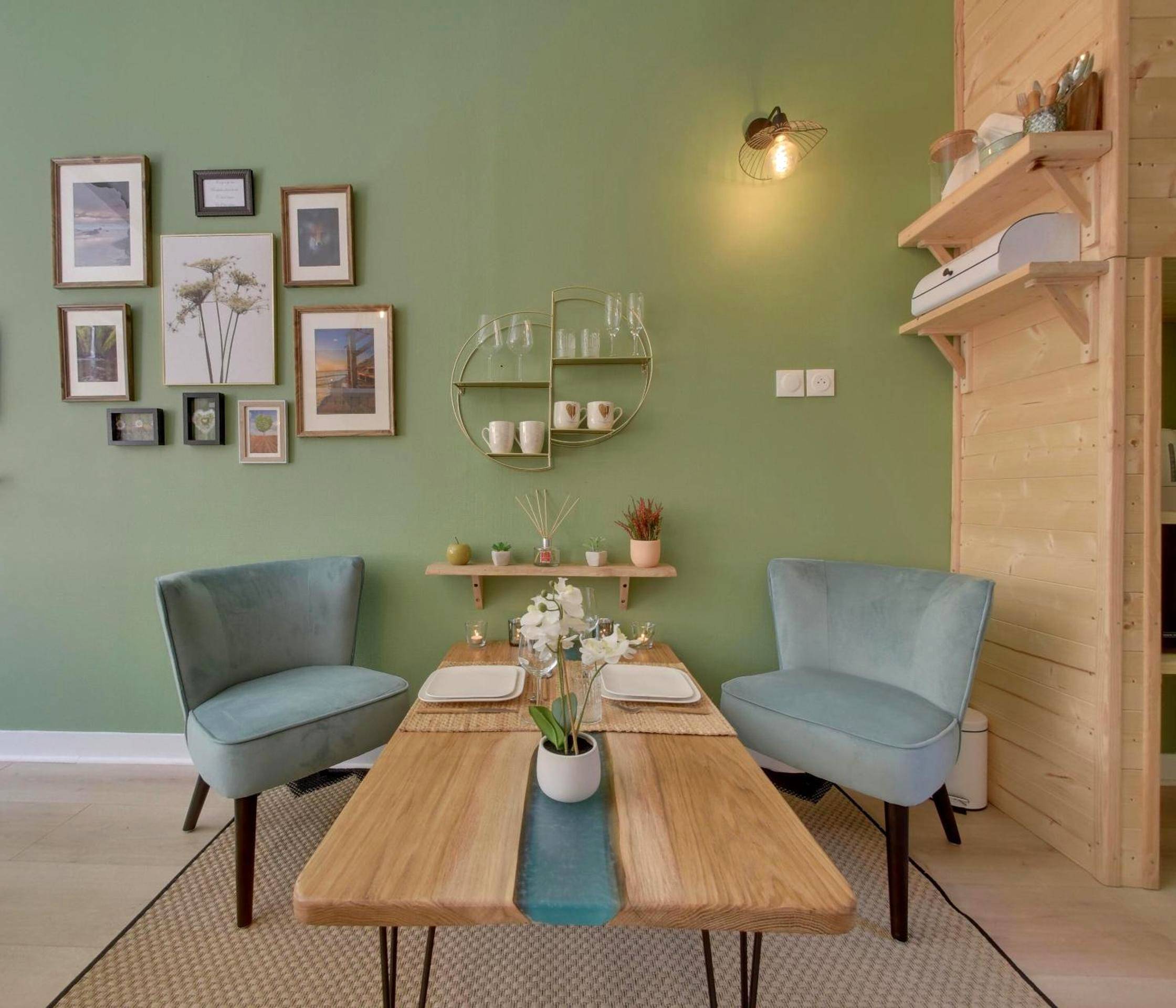 Table en bois dressée pour deux personnes - Entre Terre & Mer SPA