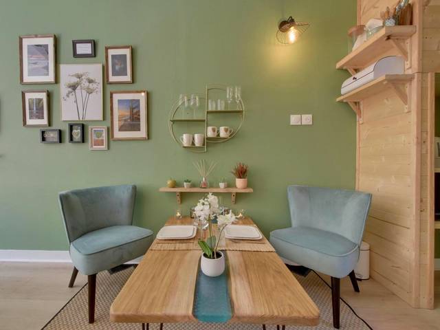 Table en bois dressée pour deux personnes - Entre Terre & Mer SPA