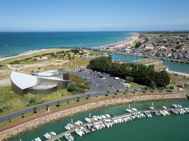 Vue aérienne du port et de la plage - Entre Terre & Mer SPA