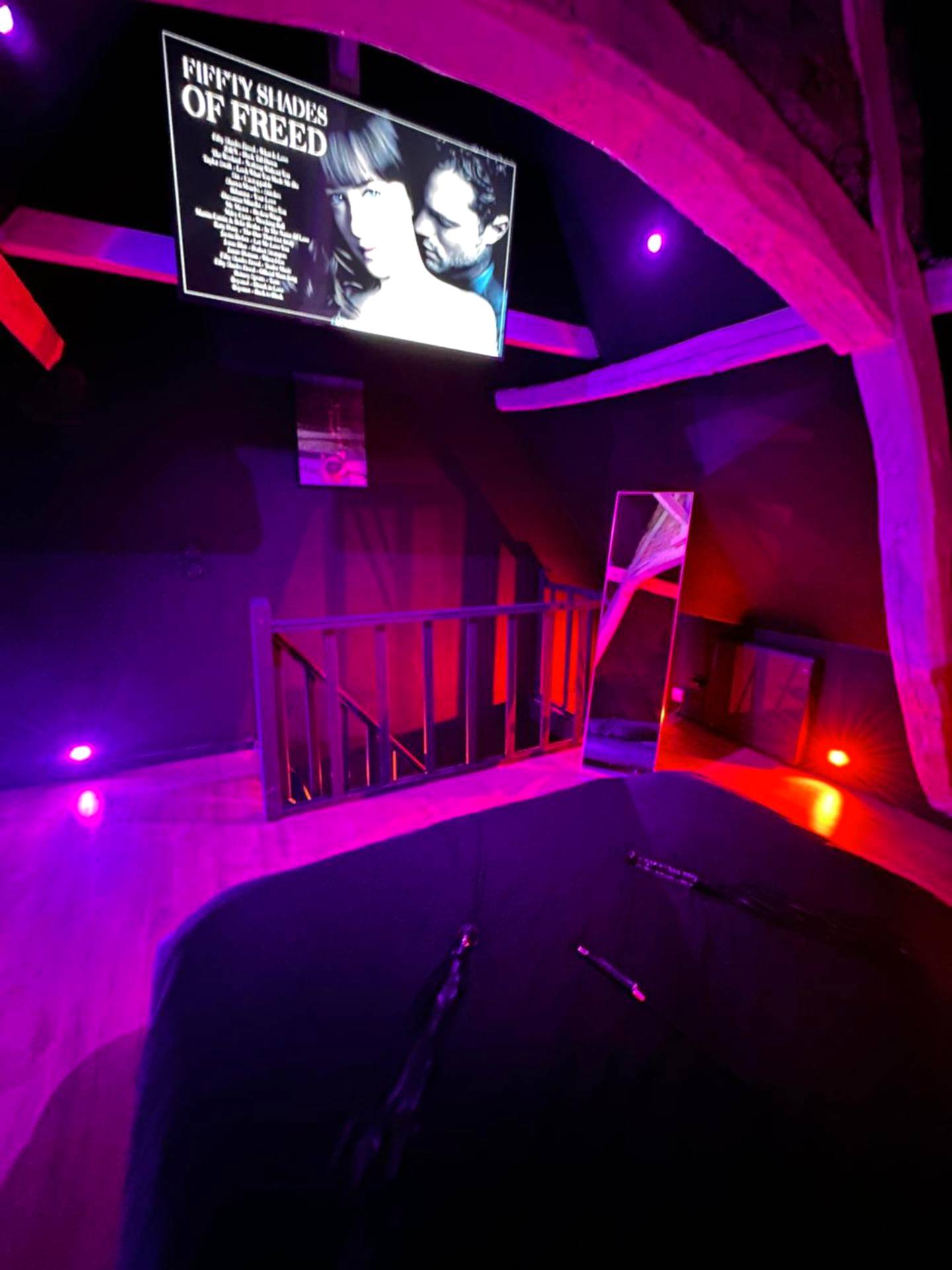Photo du logement - Loveroom de luxe - Thème 50 nuances de grey maison privative spa insolite