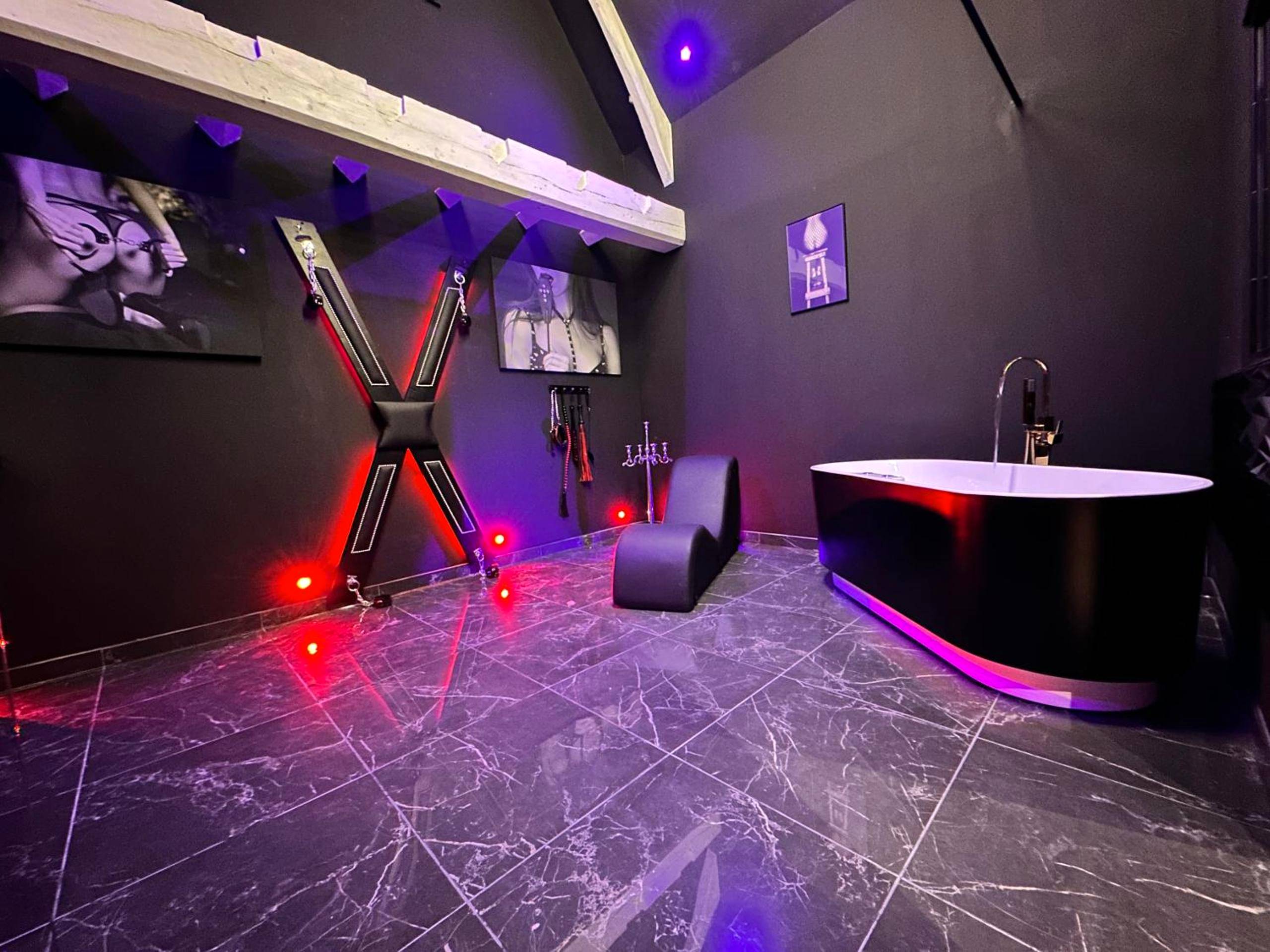 Photo du logement - Loveroom de luxe - Thème 50 nuances de grey maison privative spa insolite