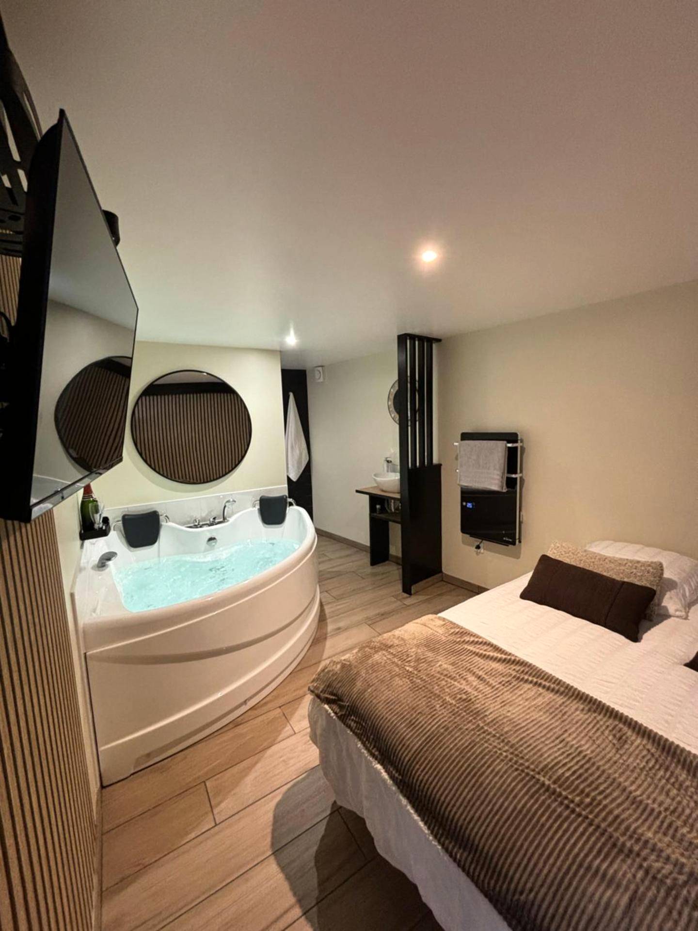 Baignoire balnéo et lit double - Love Room Langres - Tiny room