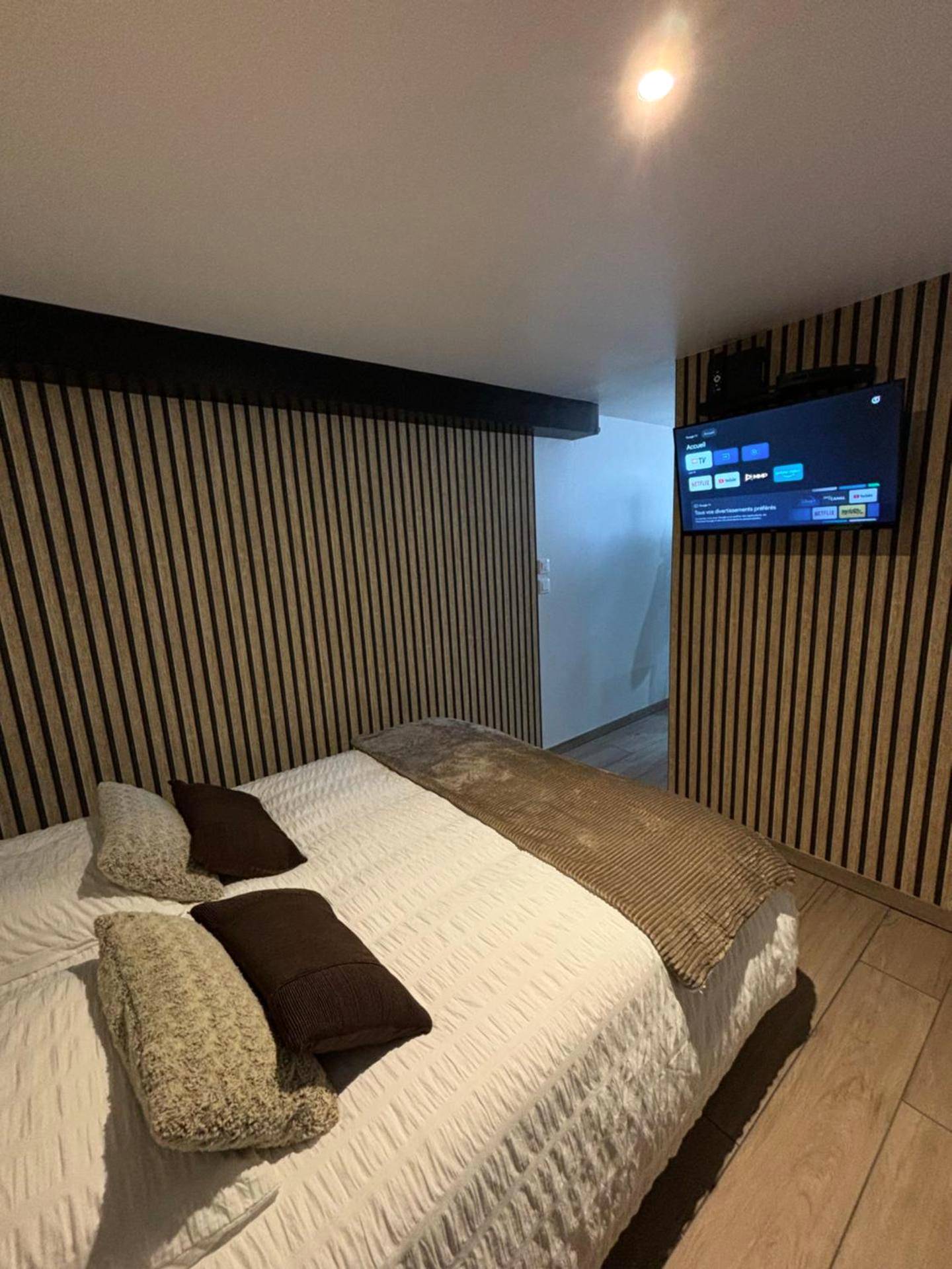 Lit double face à une télévision murale - Tiny room