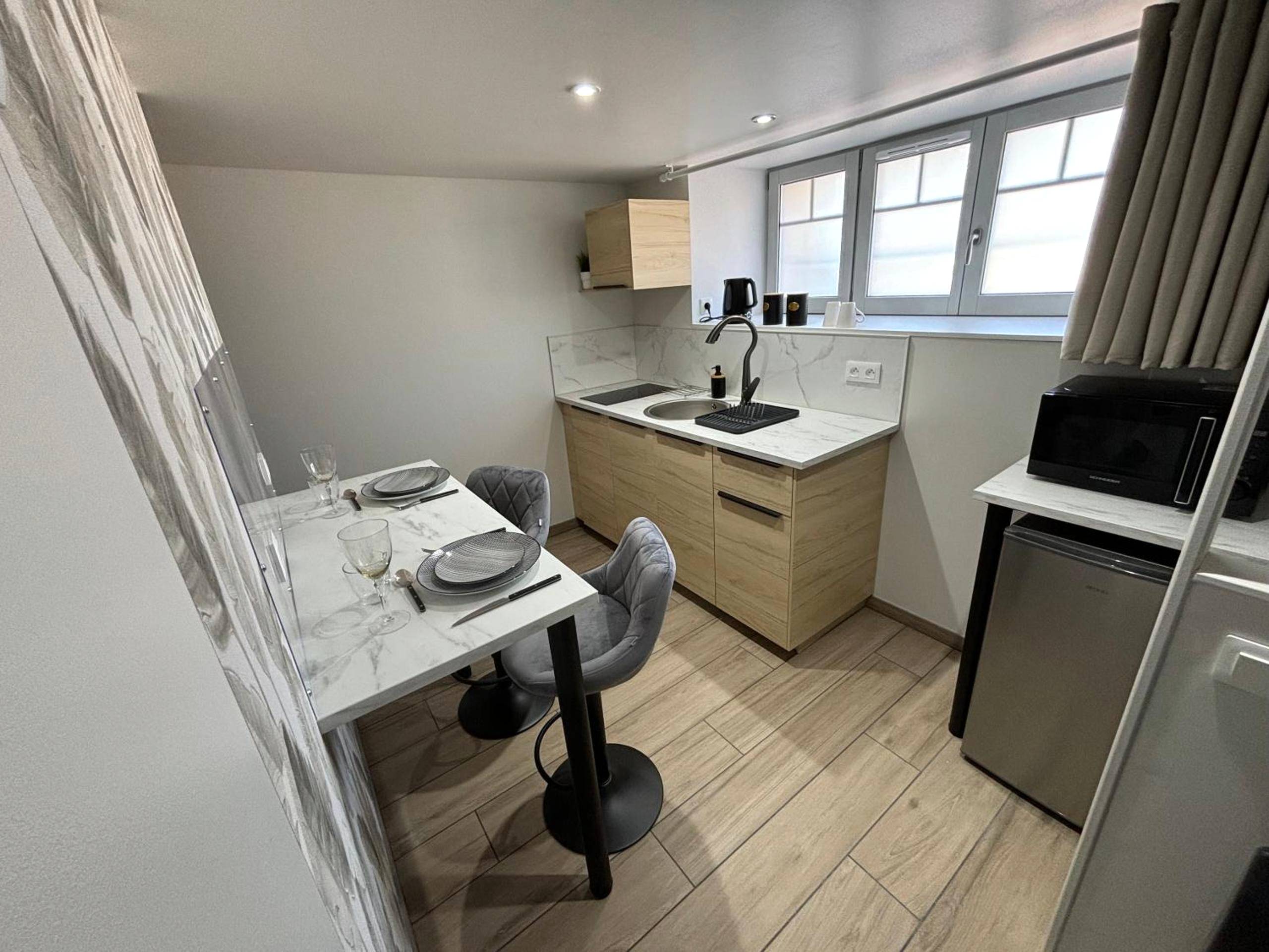 Espace cuisine avec table haute et tabourets - Tiny room