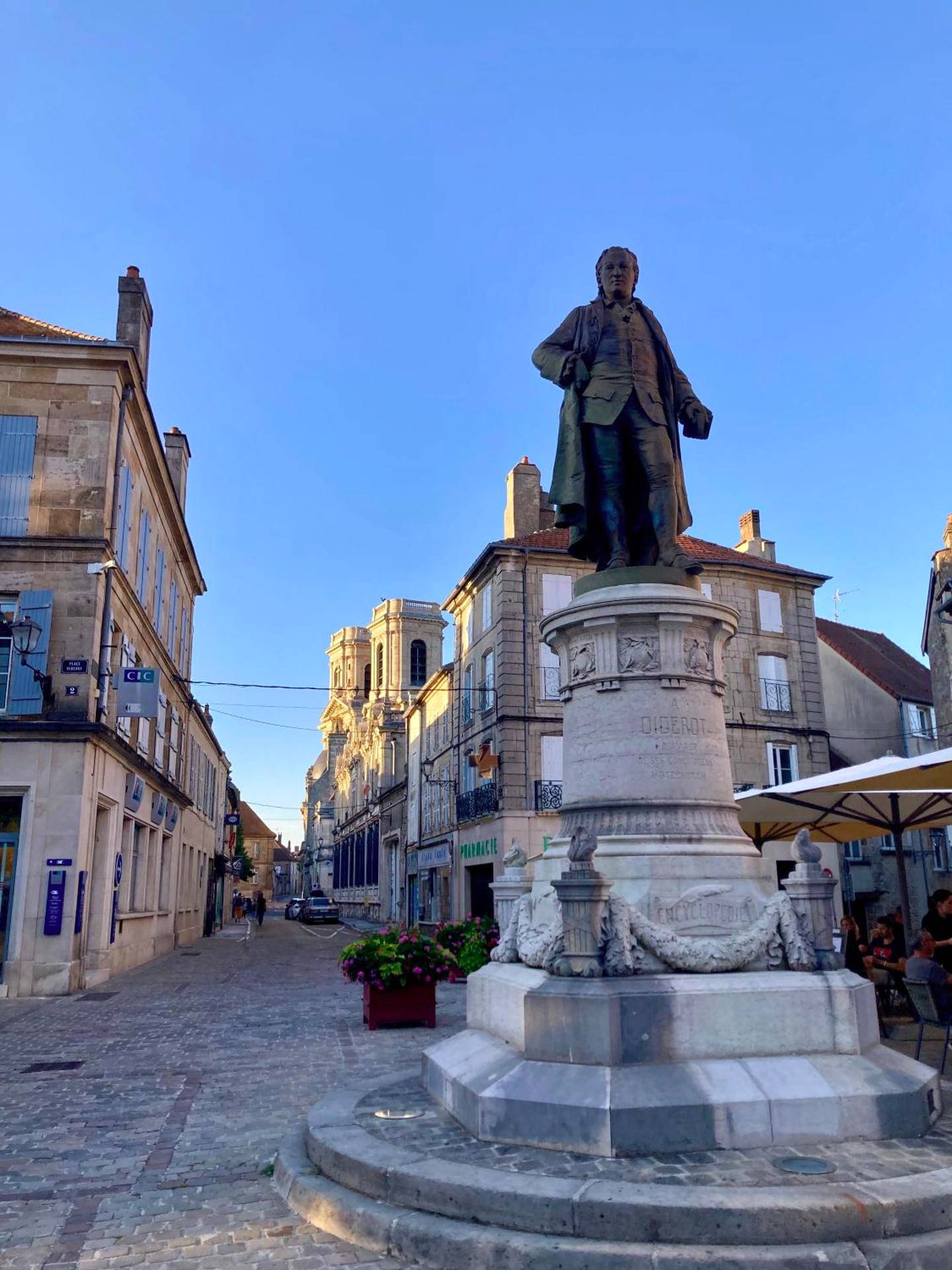 Statue de Denis Diderot sur une place - Tiny room