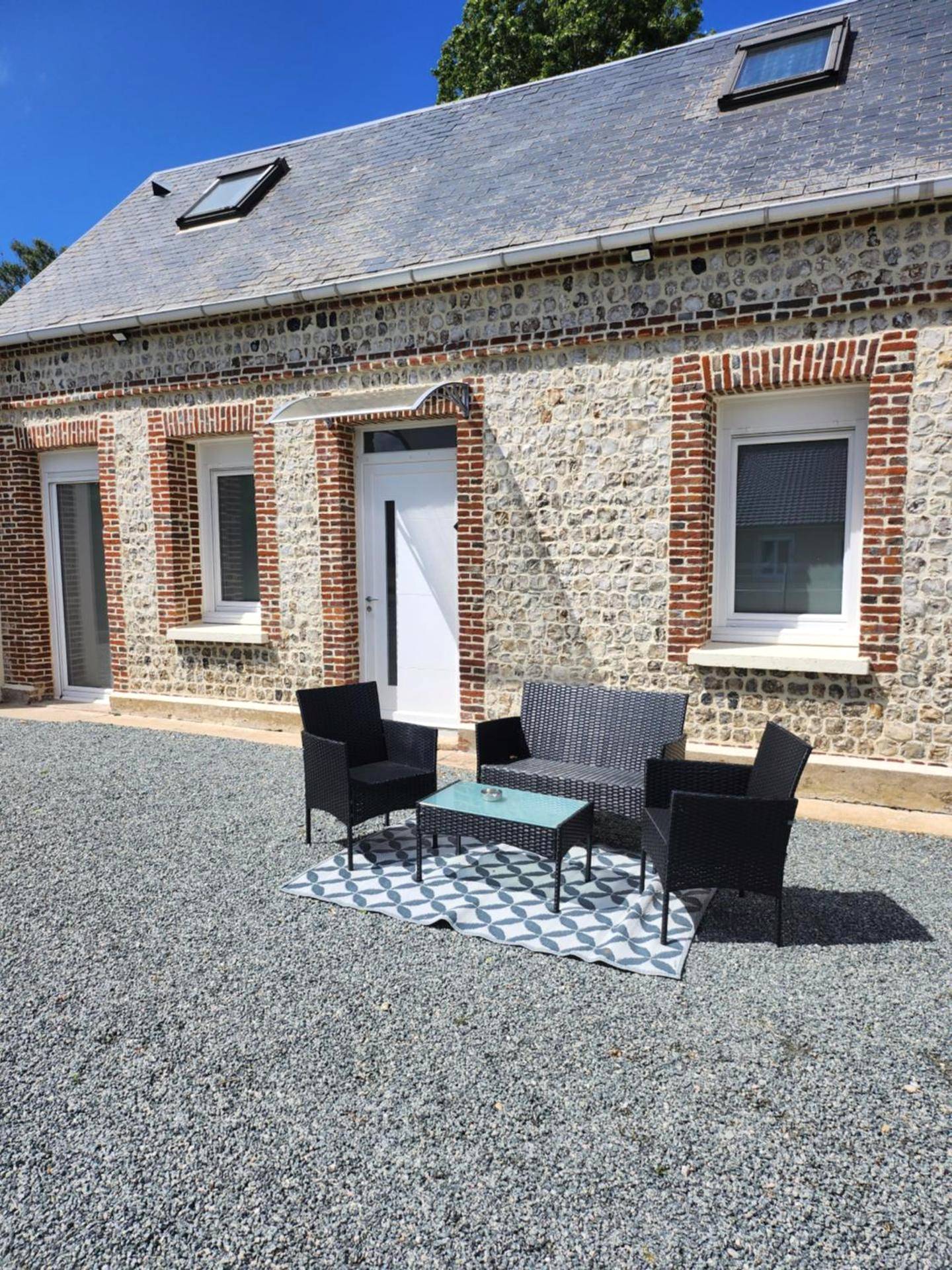 Façade en pierre avec salon de jardin - Toi et moi à 8 min d etretat