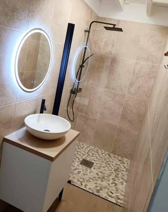 Salle d'eau avec douche à l'italienne et miroir - Toi et moi à 8 min d etretat