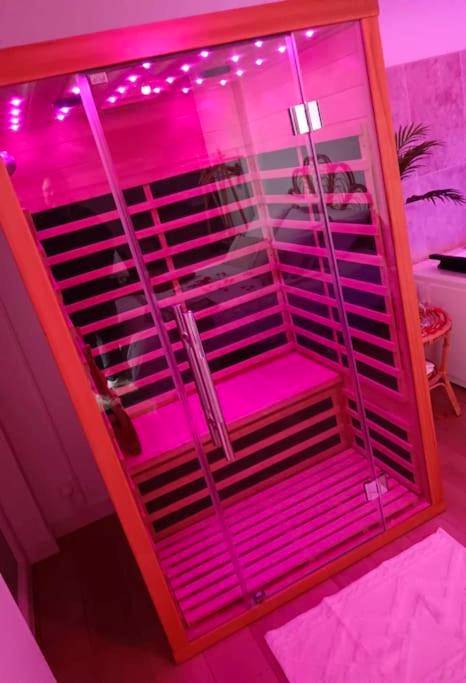 Sauna privatif avec éclairage rose - Toi et moi à 8 min d etretat
