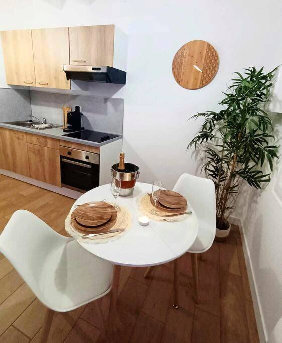 Espace repas et cuisine équipée - Toi et moi à 8 min d etretat