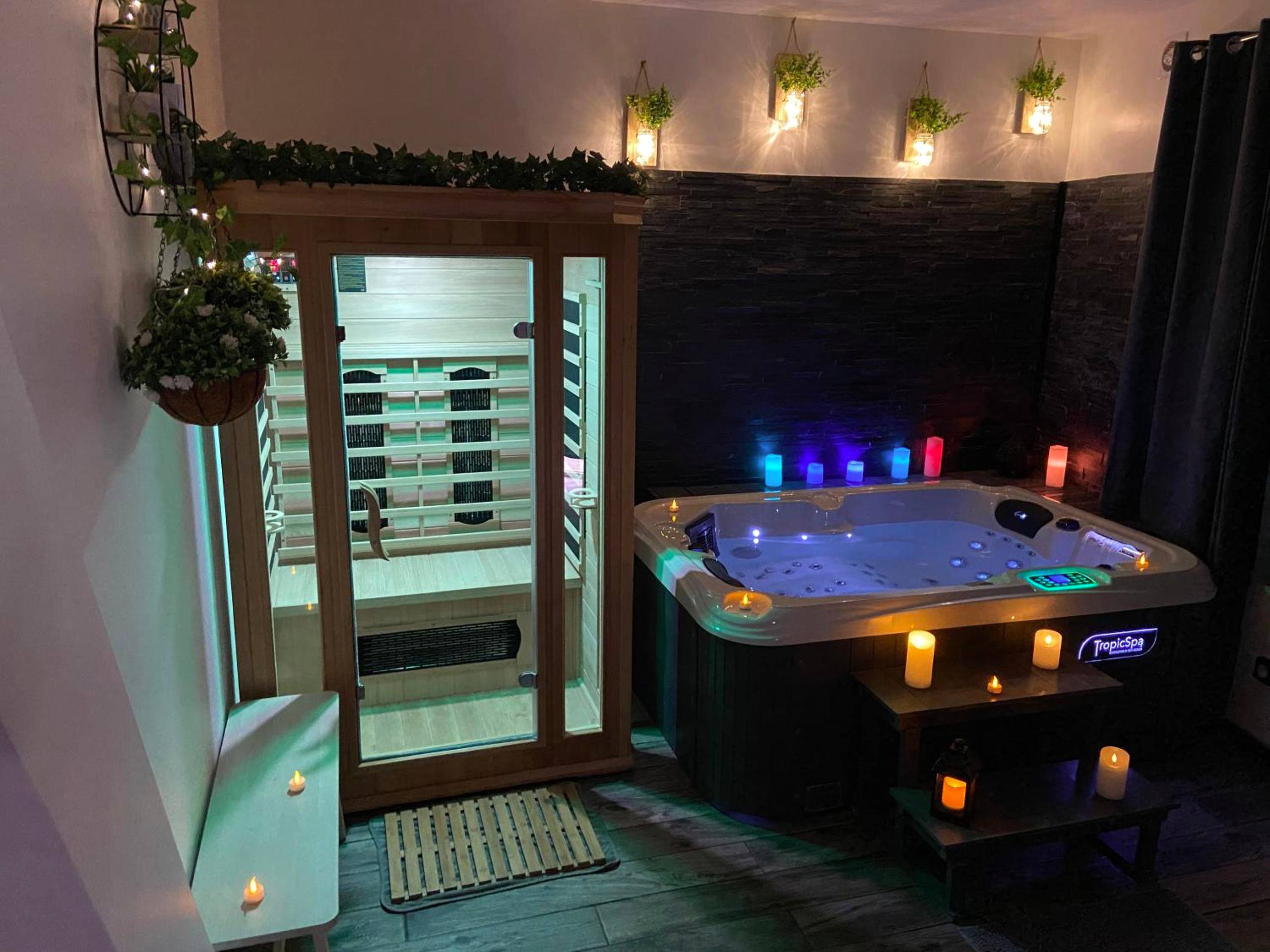 Espace bien - être avec sauna et jacuzzi - Love Room Tricot - le tricosy jacuzzi et sauna privatif