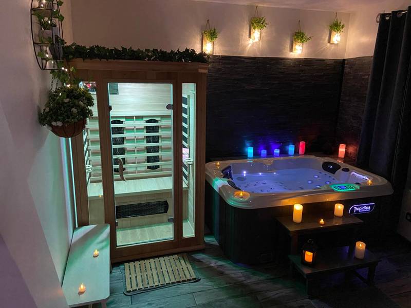 Espace bien - être avec sauna et jacuzzi - Love Room Tricot - le tricosy jacuzzi et sauna privatif