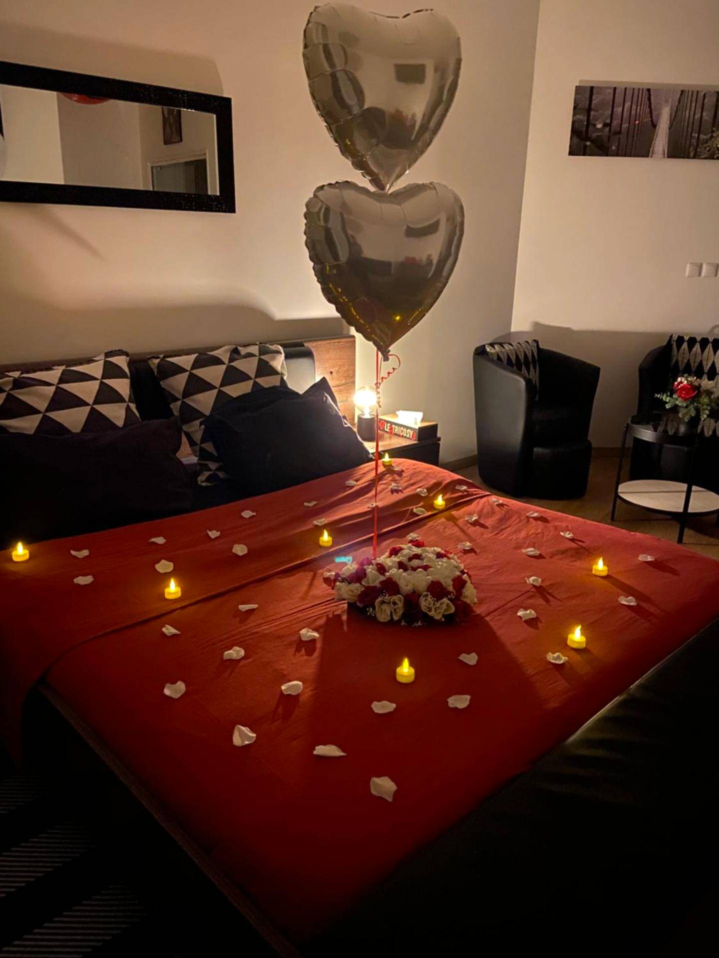 Lit double avec pétales, bougies et ballons - le tricosy jacuzzi et sauna privatif
