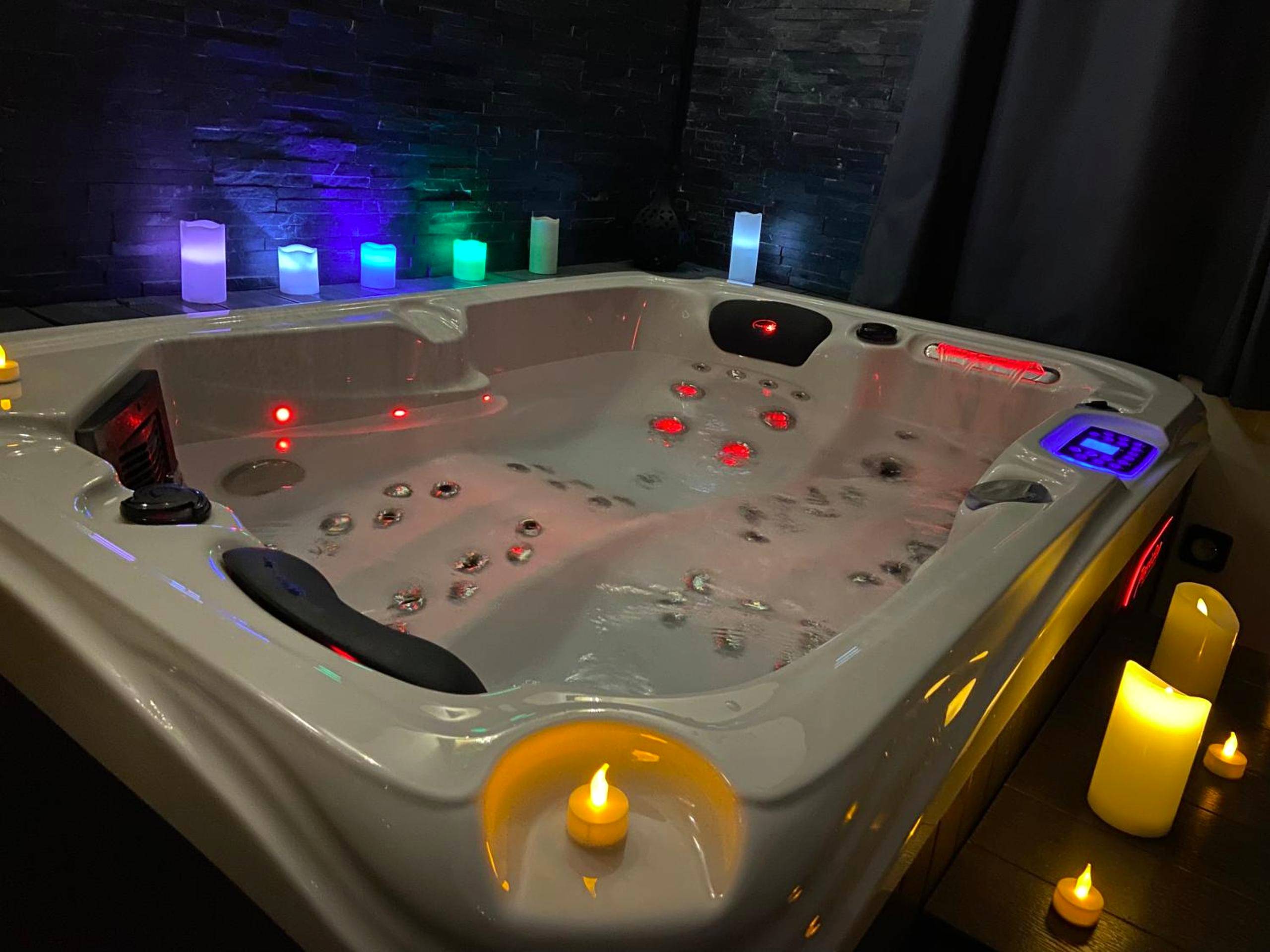 Jacuzzi avec jets massants et bougies - le tricosy jacuzzi et sauna privatif