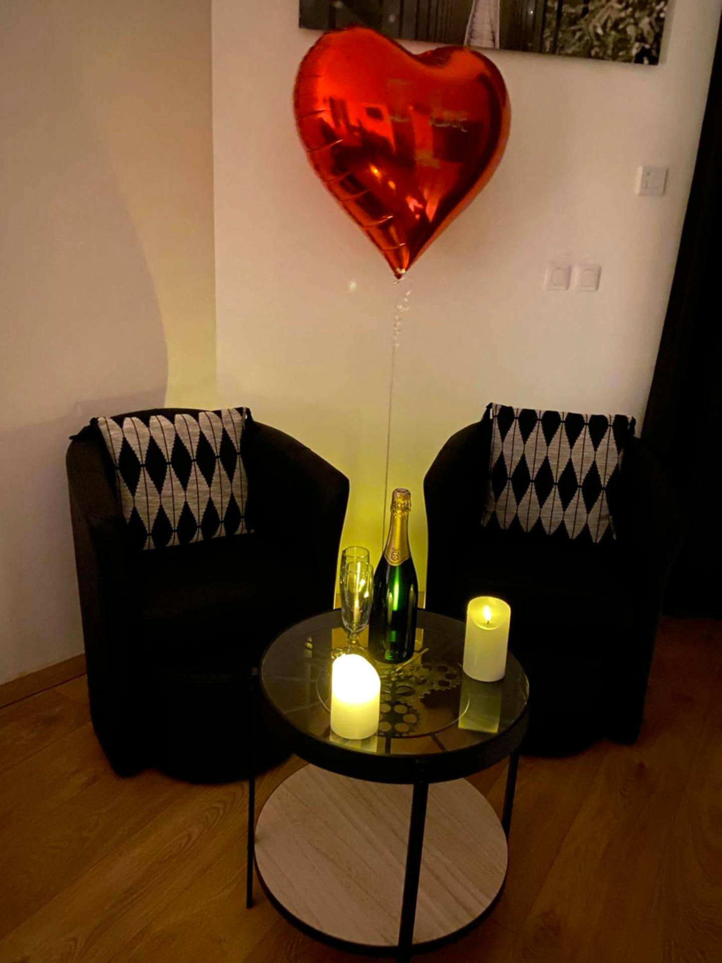 Coin salon avec champagne et ballon cœur - le tricosy jacuzzi et sauna privatif