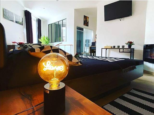 Chambre avec lampe décorative Love et TV - le tricosy jacuzzi et sauna privatif