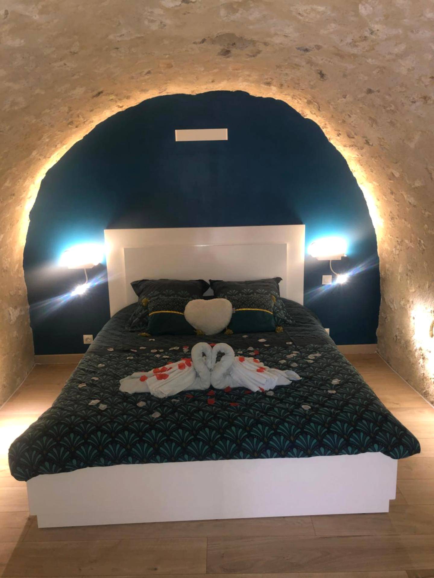 Lit double sous voûte avec cygnes en serviette - Love Room Tours - Trog'Love: Balnéo détente dans une troglodyte