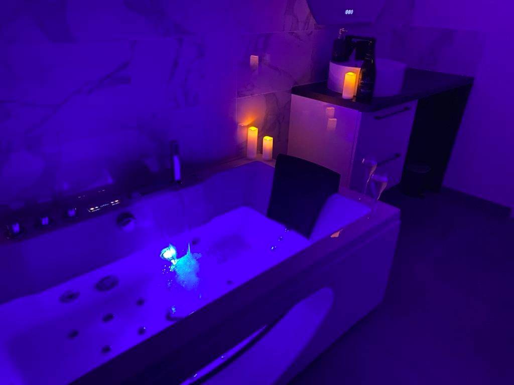 Baignoire balnéo avec luminothérapie bleue - Trog'Love: Balnéo détente dans une troglodyte