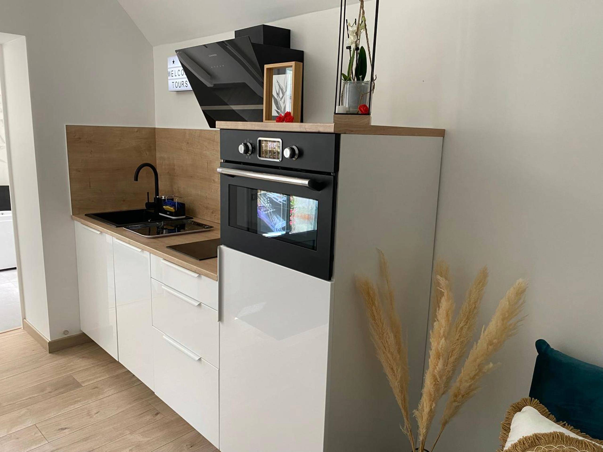 Cuisine équipée moderne avec four encastré - Trog'Love: Balnéo détente dans une troglodyte