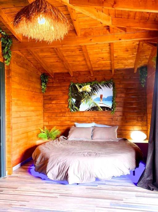 Lit rond suspendu avec éclairage bleu - Tropical Spa