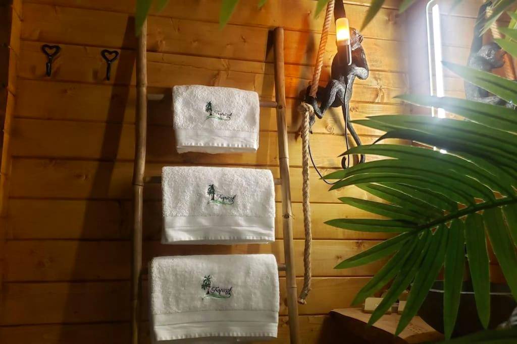 Serviettes brodées sur échelle en bambou - Tropical Spa