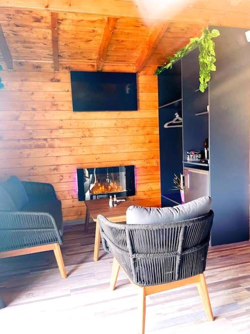 Salon avec cheminée électrique et télévision - Tropical Spa