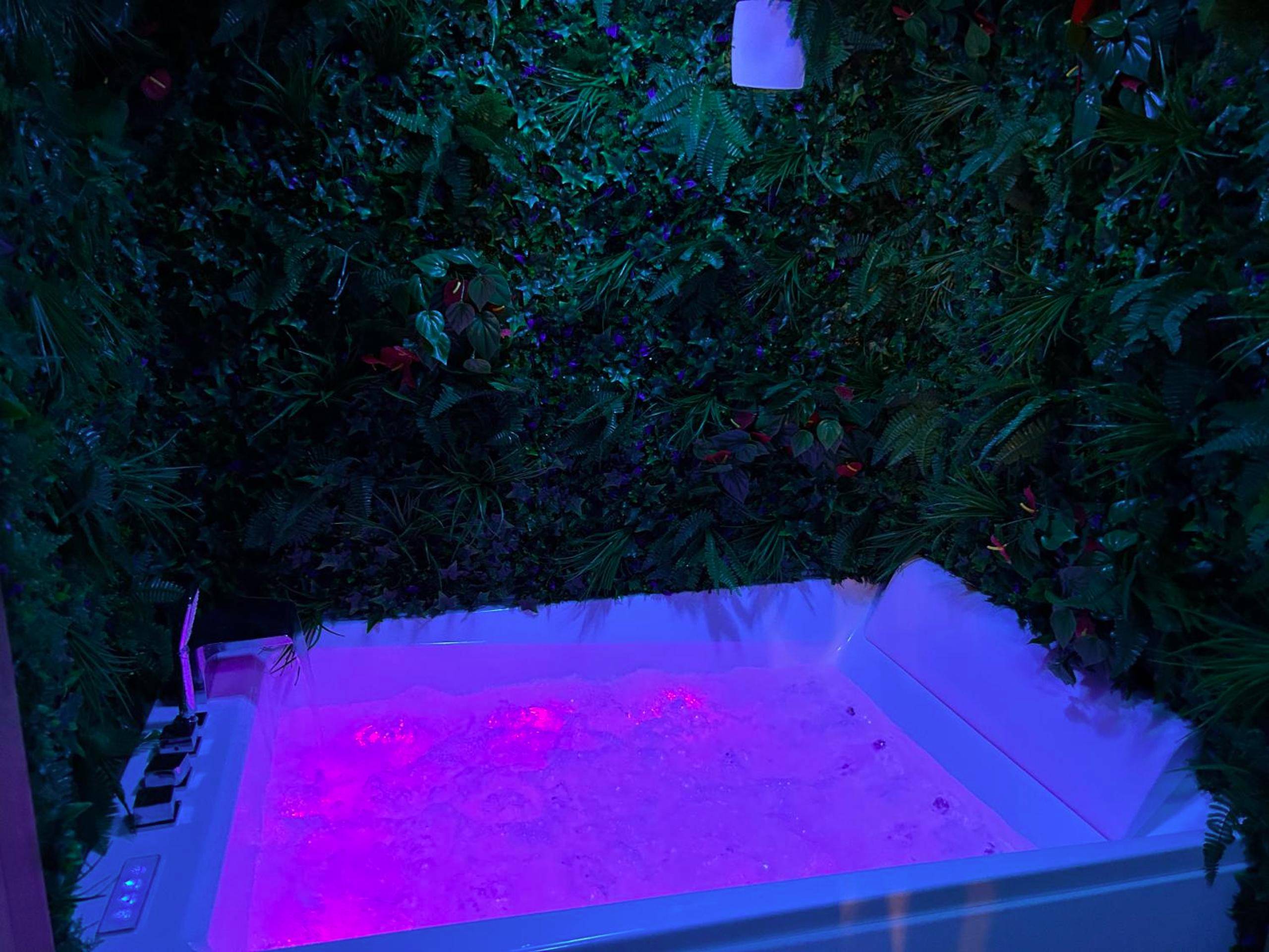 Jacuzzi privatif avec éclairage néon rose - Love Room Dieppe - La Tropicale Dieppe