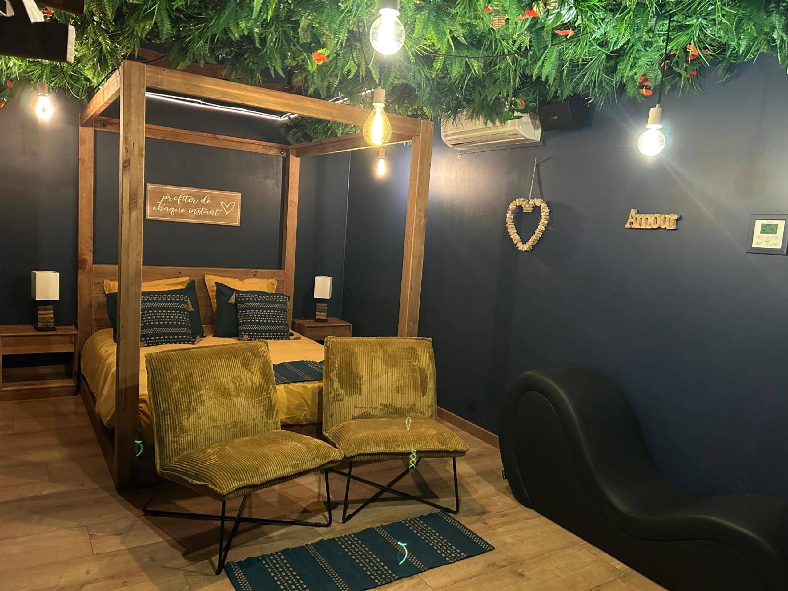 Lit à baldaquin et divan de tantra - La Tropicale Dieppe