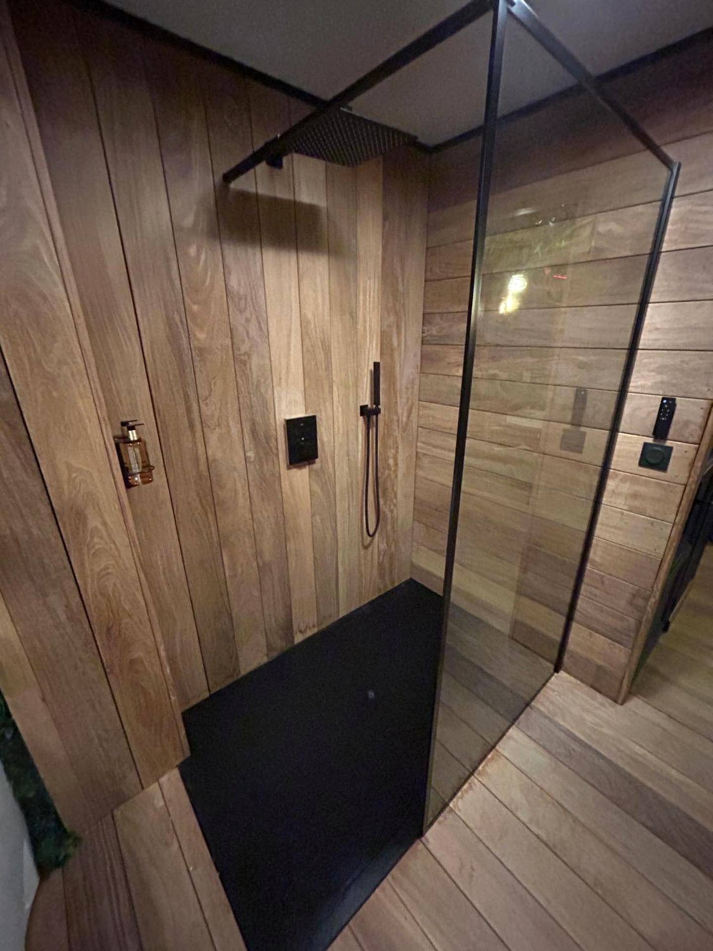 Douche à l'italienne avec parois en bois - La Tropicale Dieppe
