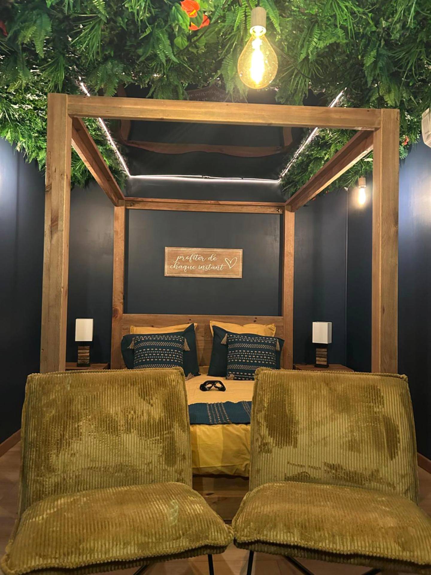 Chambre romantique sous plafond végétal - La Tropicale Dieppe