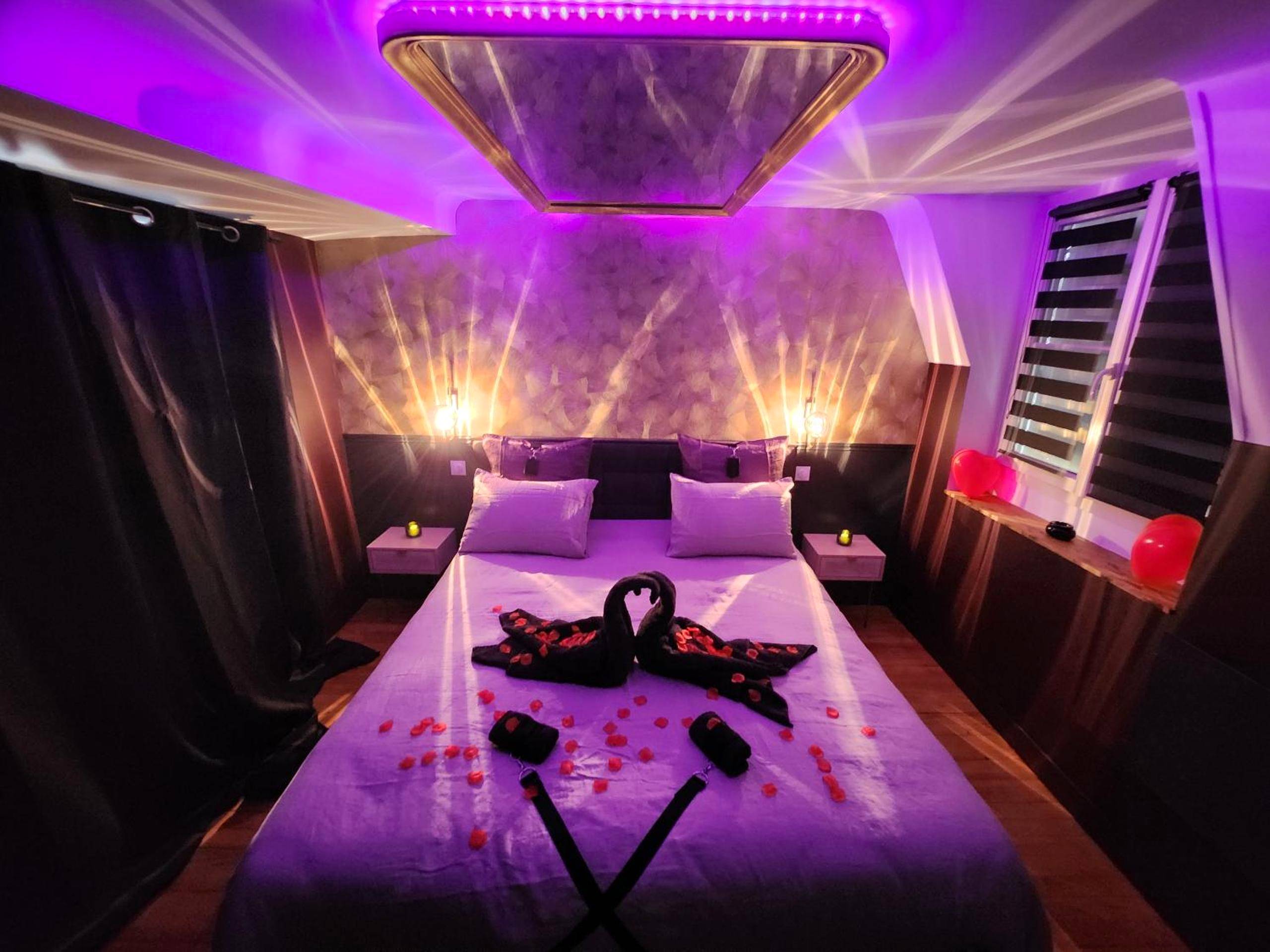 Chambre romantique avec miroir au plafond - Caen, Tu m'aimes - Suite Romantique