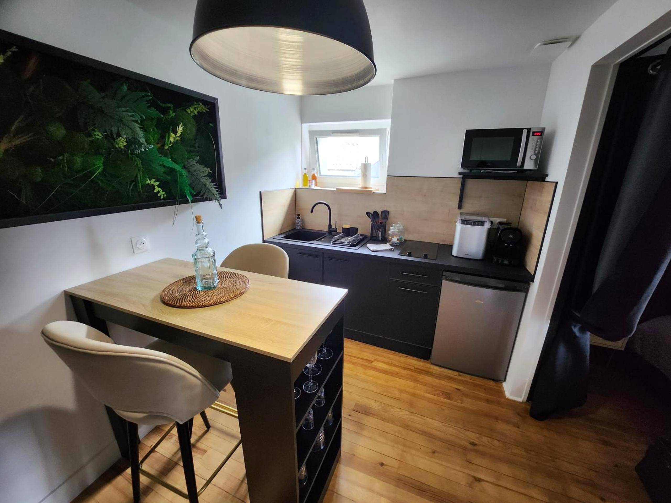 Cuisine équipée avec coin repas et mur végétal - Caen, Tu m'aimes - Suite Romantique