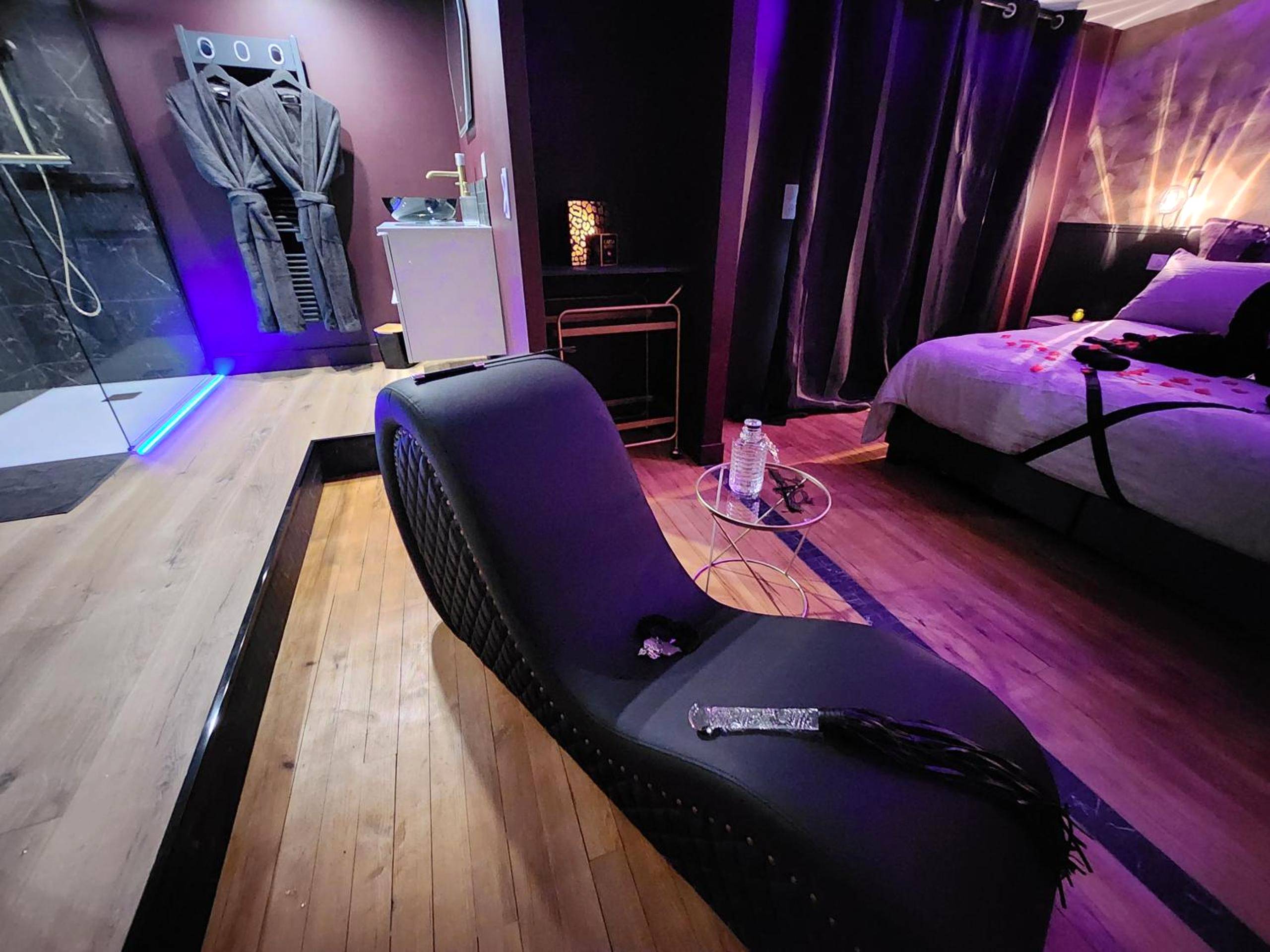 Fauteuil tantrique noir et douche à l'italienne - Caen, Tu m'aimes - Suite Romantique