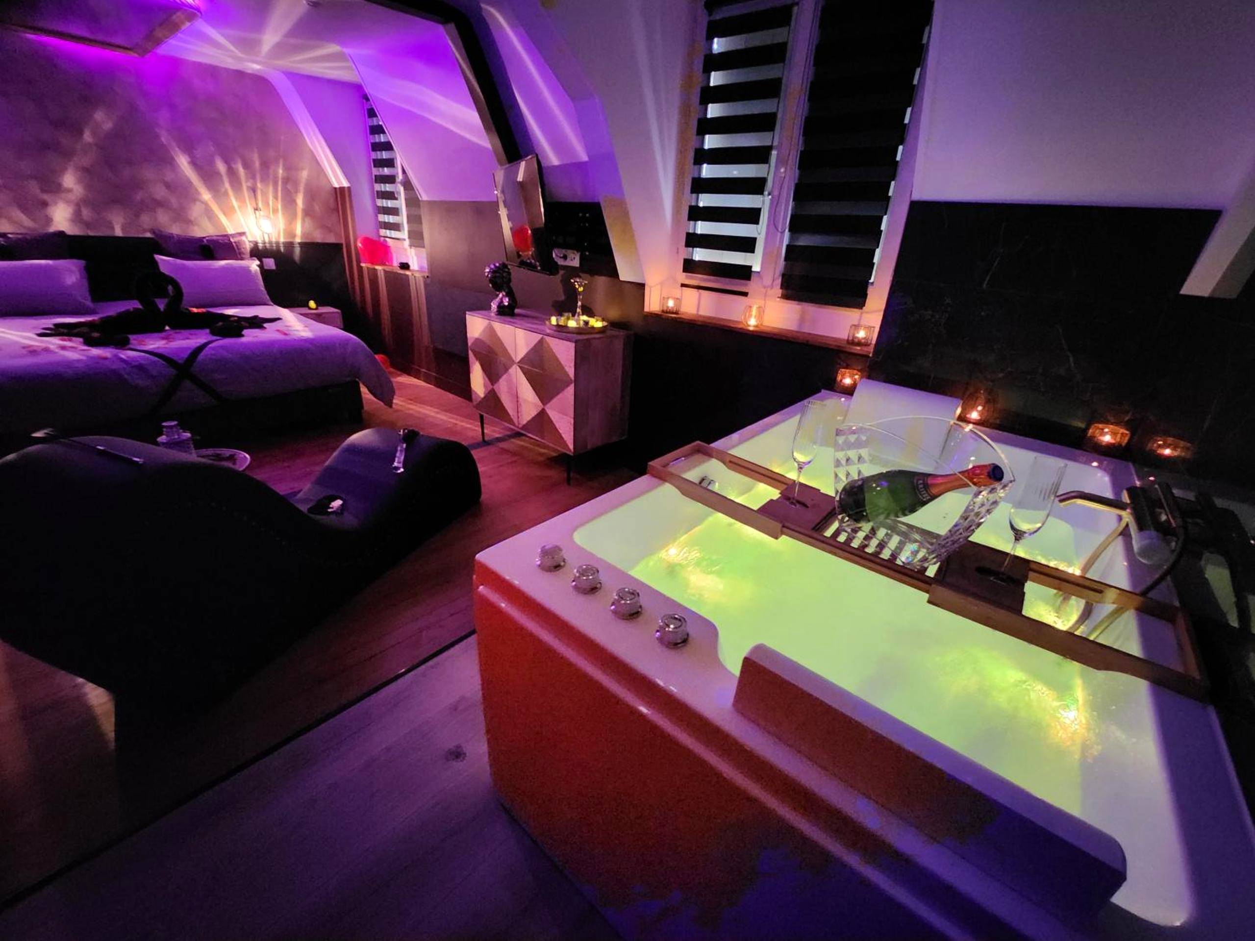 Baignoire balnéo lumineuse avec champagne - Caen, Tu m'aimes - Suite Romantique