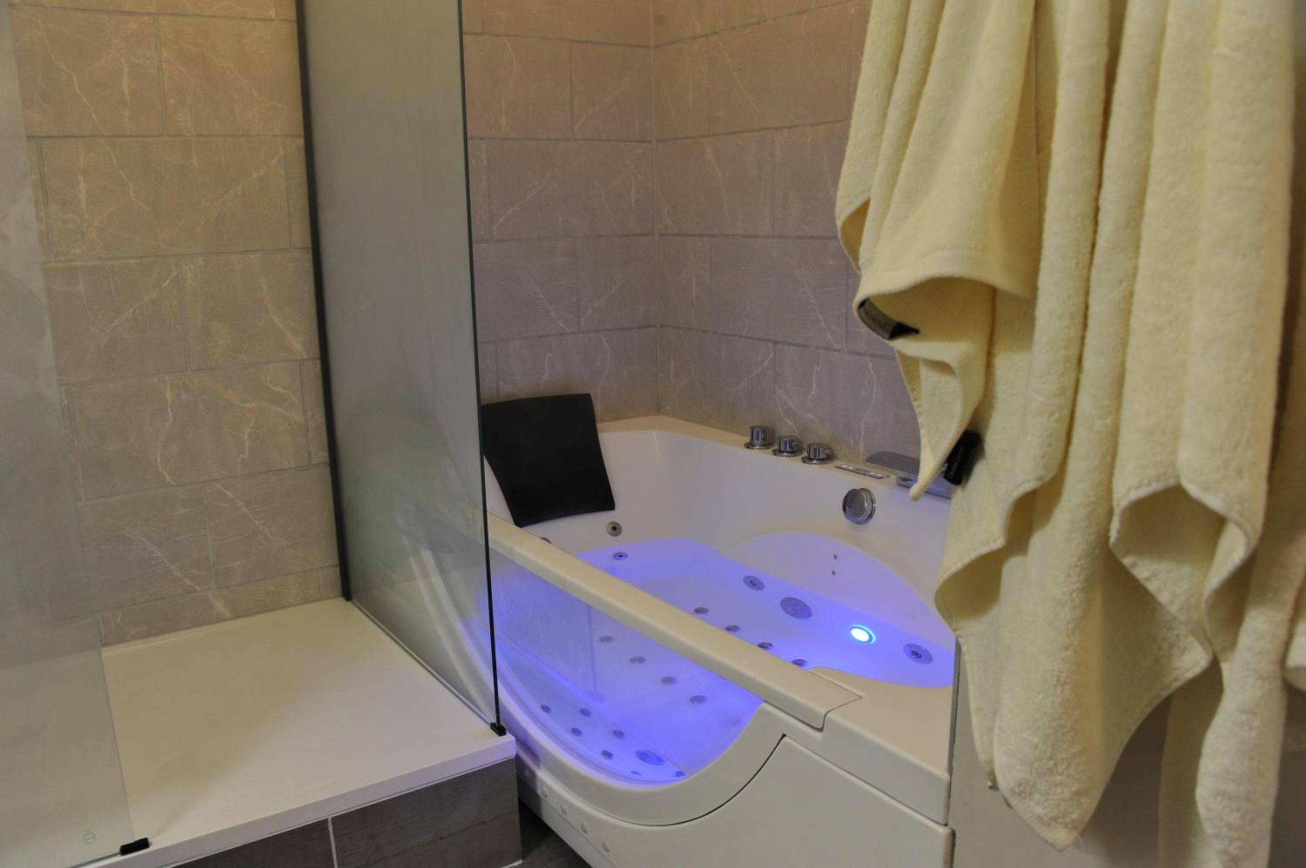 Baignoire balnéo avec éclairage LED bleu - L'Un Des Sens