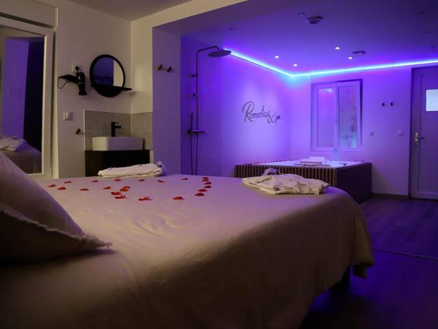 Chambre avec lit double et jacuzzi privatif - Love room Unique - Sauna / Jacuzzi
