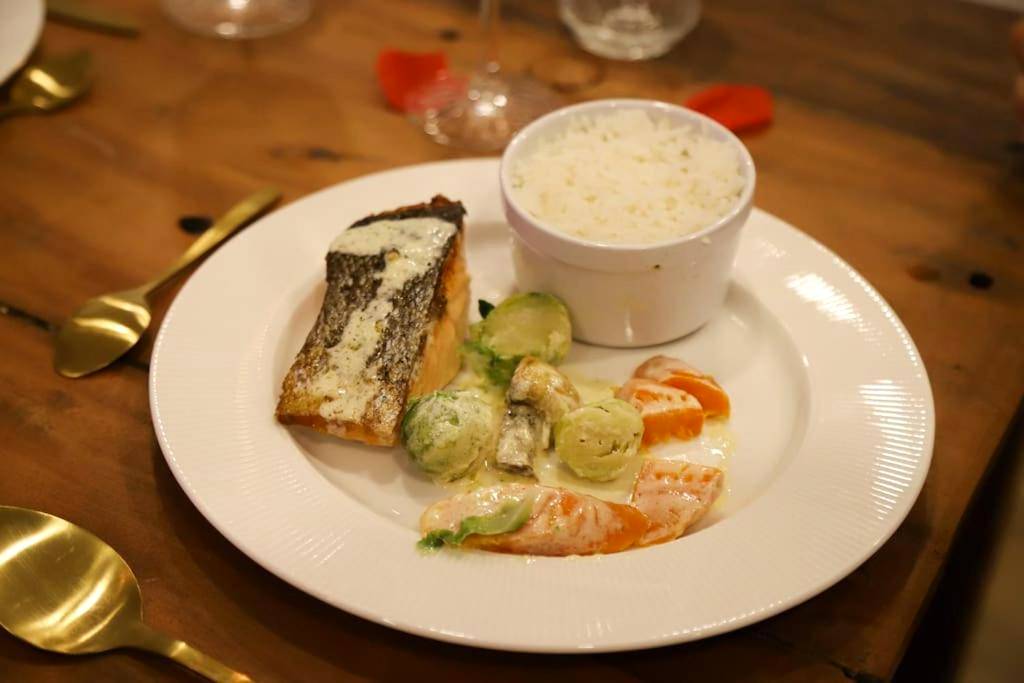 Assiette de saumon grillé avec riz et légumes - Love room Unique - Sauna / Jacuzzi