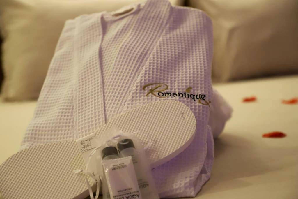 Peignoir blanc, chaussons et produits d'accueil - Love room Unique - Sauna / Jacuzzi