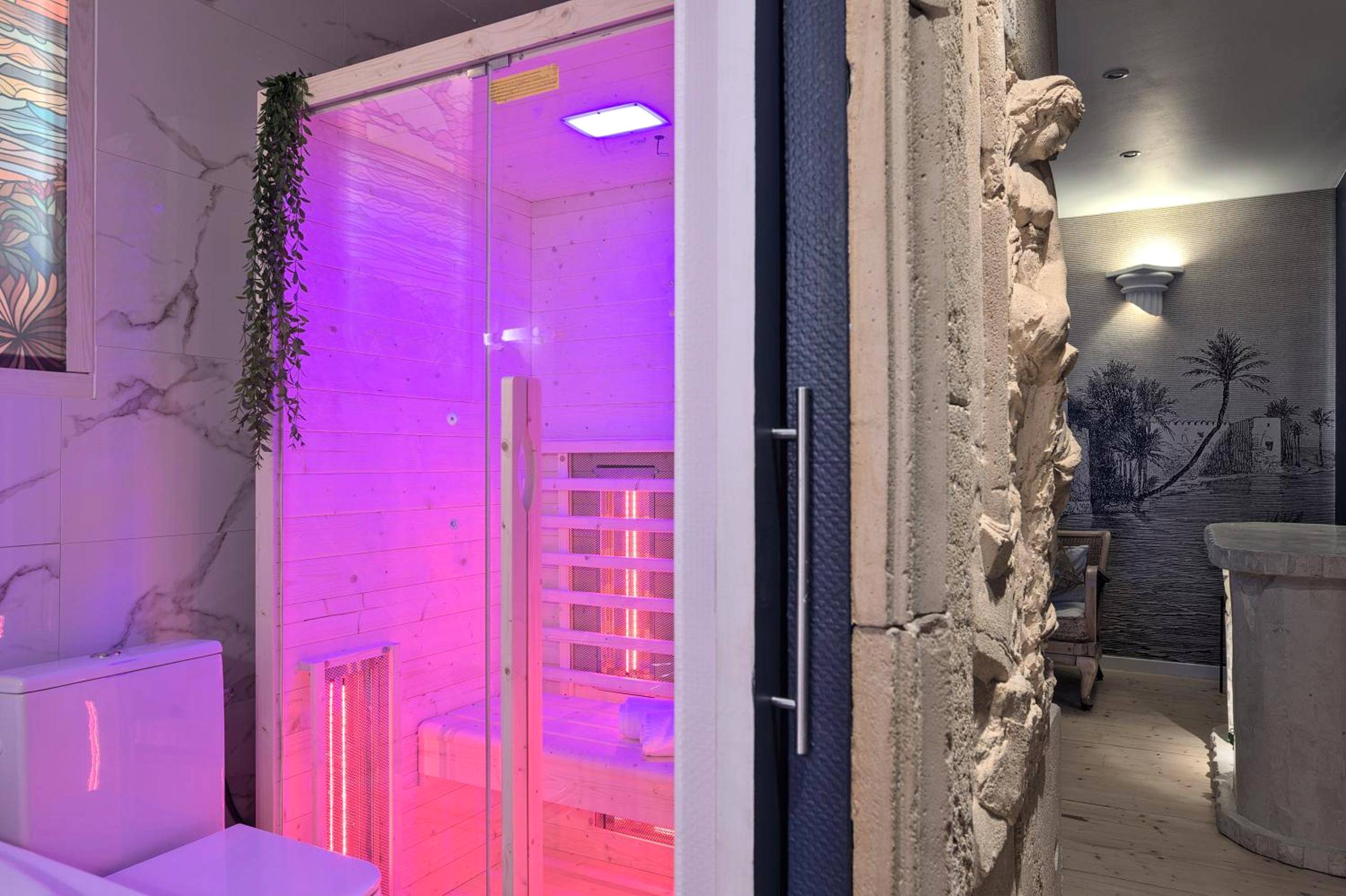 Sauna infrarouge privatif avec éclairage rose - Love Room Metz - UnSejourAMetz - Le mille et une nuits