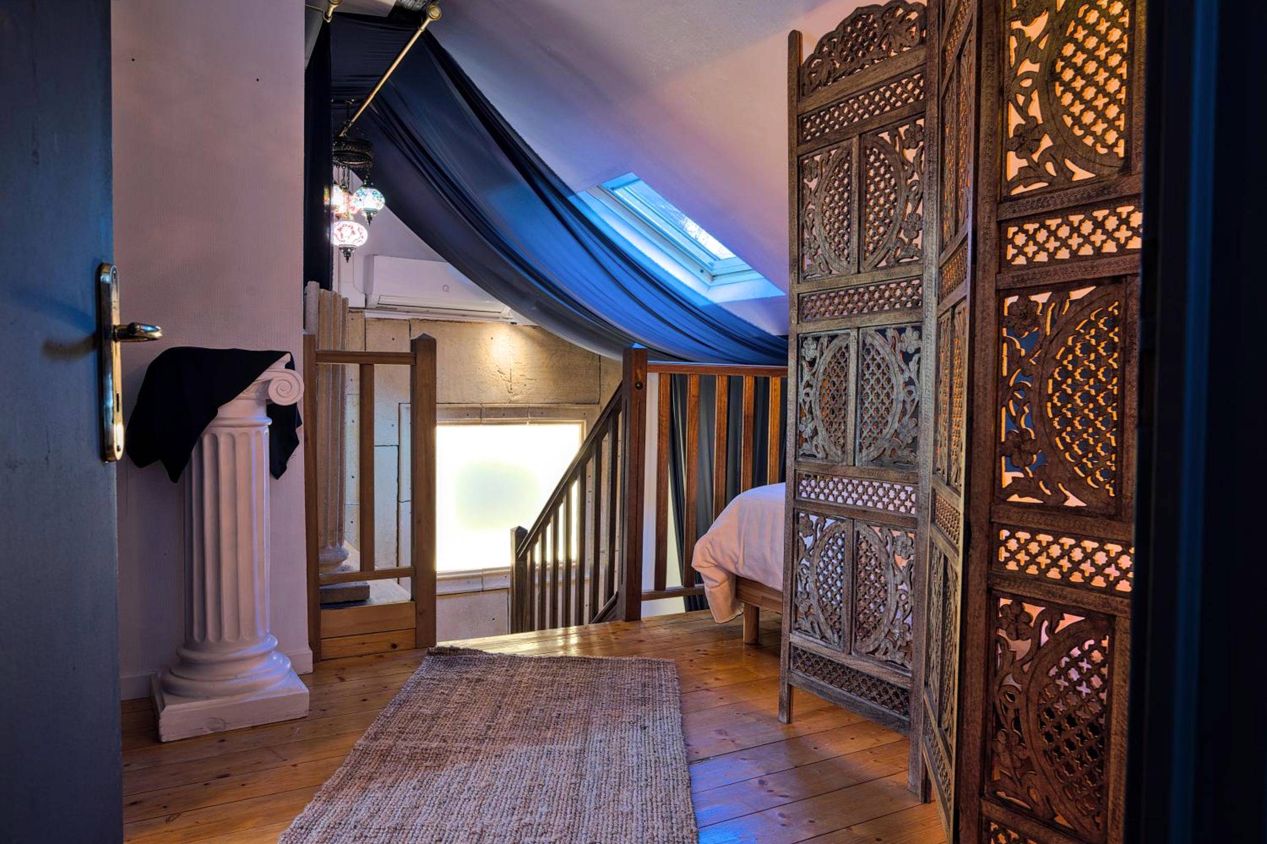 Mezzanine avec paravent sculpté et lit - UnSejourAMetz - Le mille et une nuits