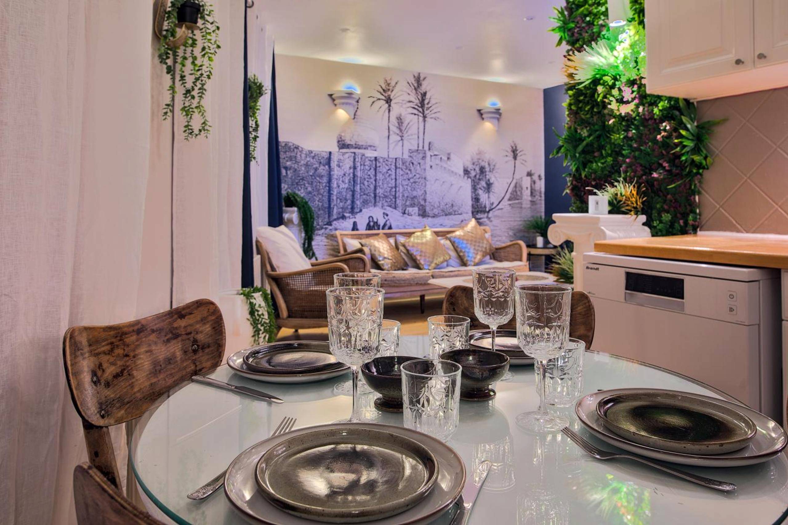 Espace repas avec table dressée et salon - UnSejourAMetz - Le mille et une nuits