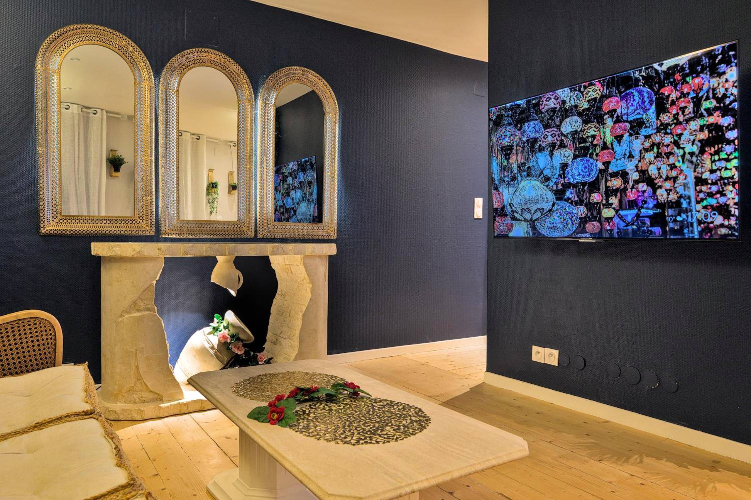 Salon avec miroirs dorés et écran plat - UnSejourAMetz - Le mille et une nuits