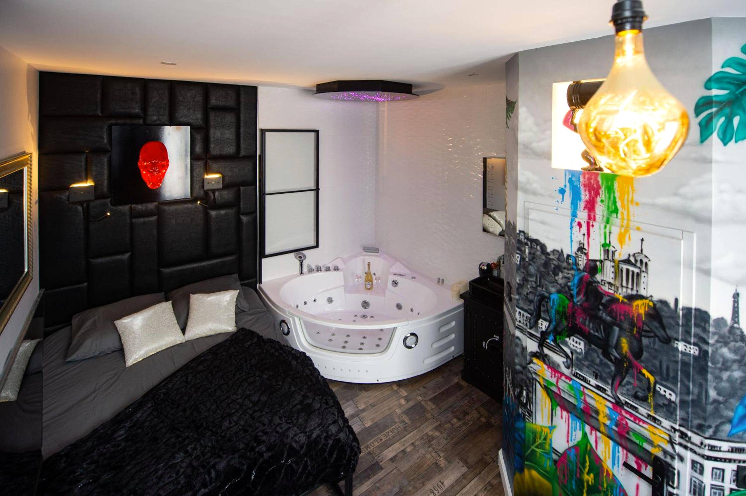 Chambre avec jacuzzi et fresque murale - Love Room Villeurbanne - URBAN JUNGLE SPA