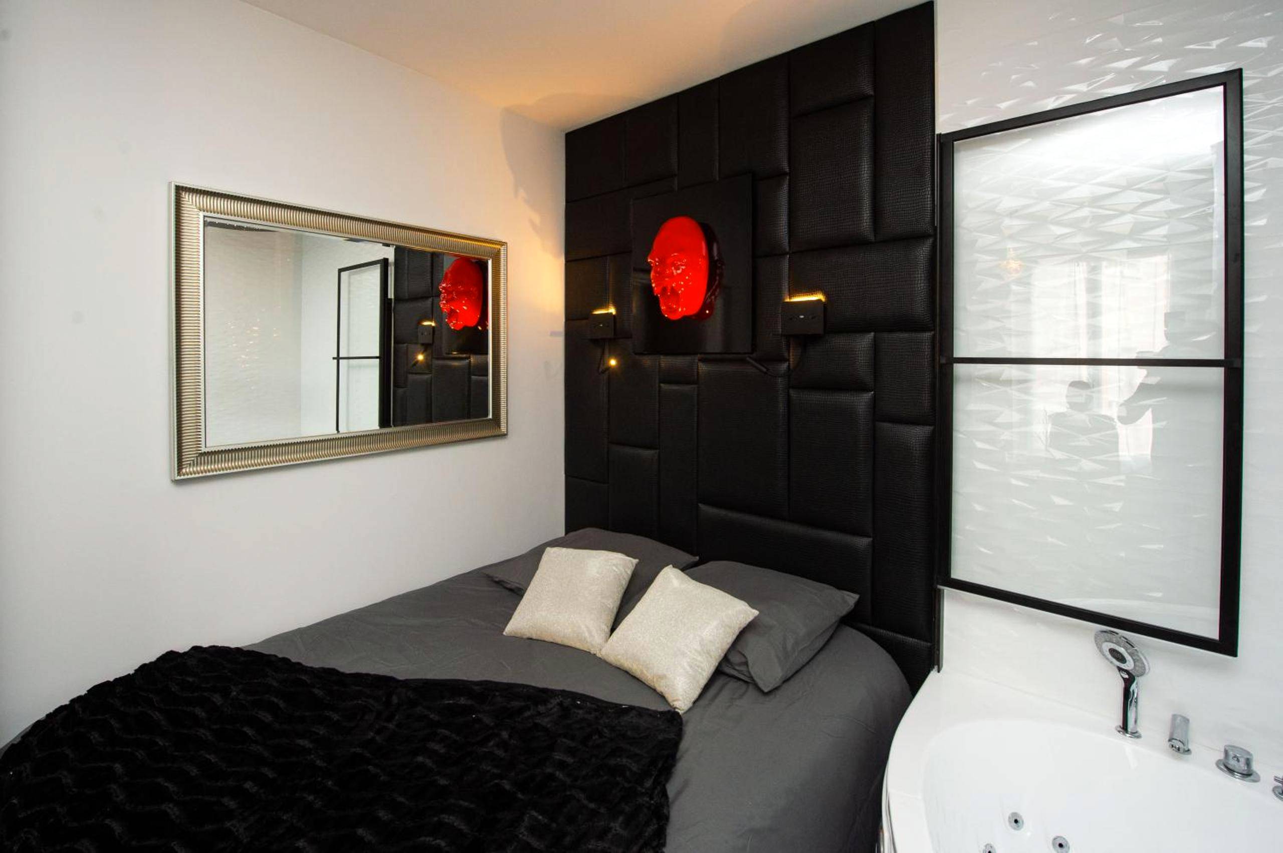 Lit double avec tête de lit capitonnée noire - URBAN JUNGLE SPA