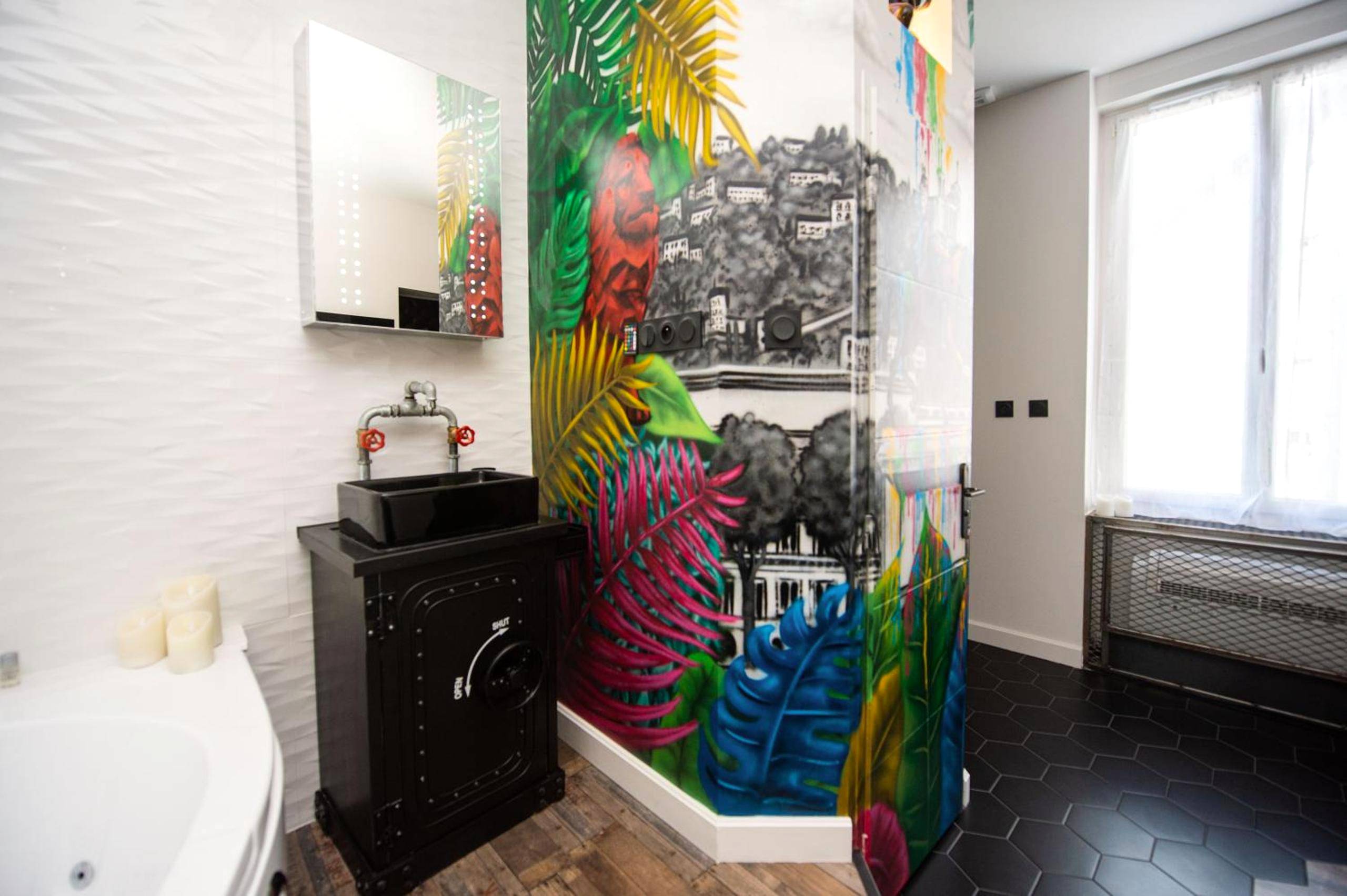 Vasque design et mur décoré style jungle - URBAN JUNGLE SPA